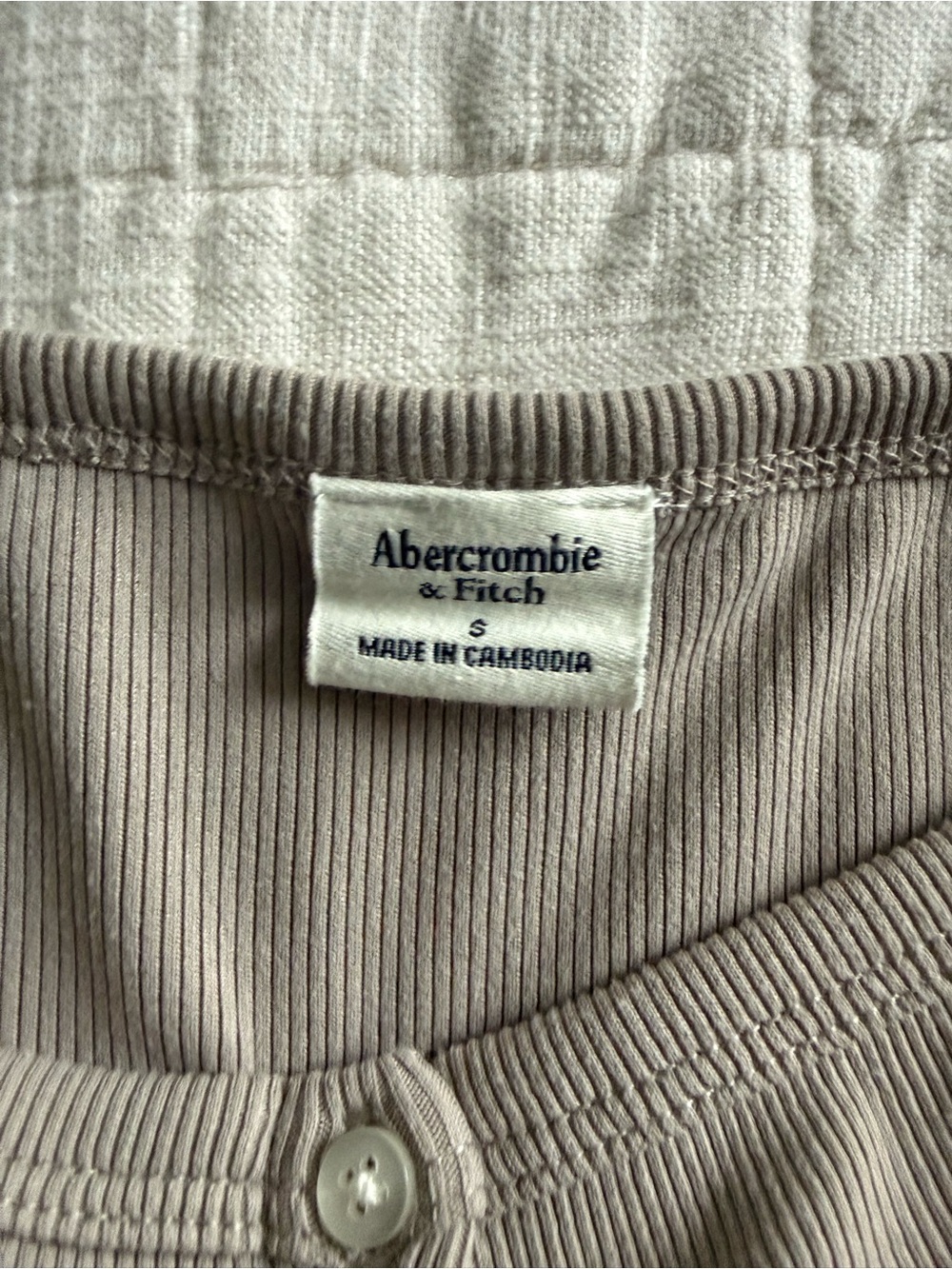 Abercrombie & Fitch Sleeveless Button-Front Ribbed Tank — Gray - Picture 2 of 3
